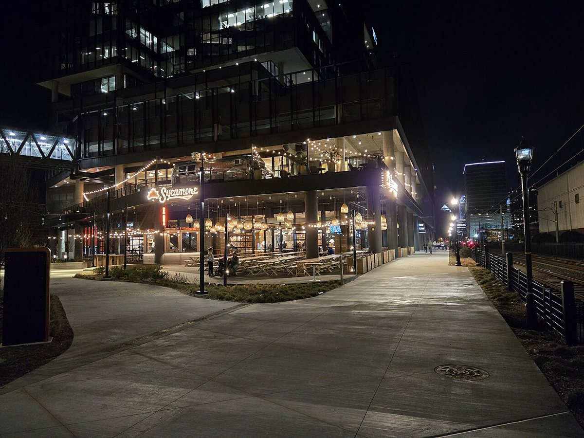 the outdoor patio and lawn at Sycamore Brewing