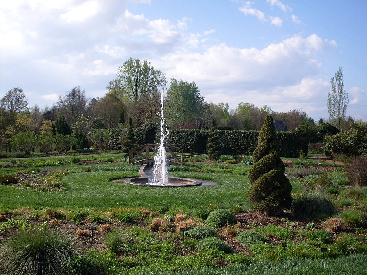 couple walking through the formal gardens at Daniel Stowe Botanical Garden